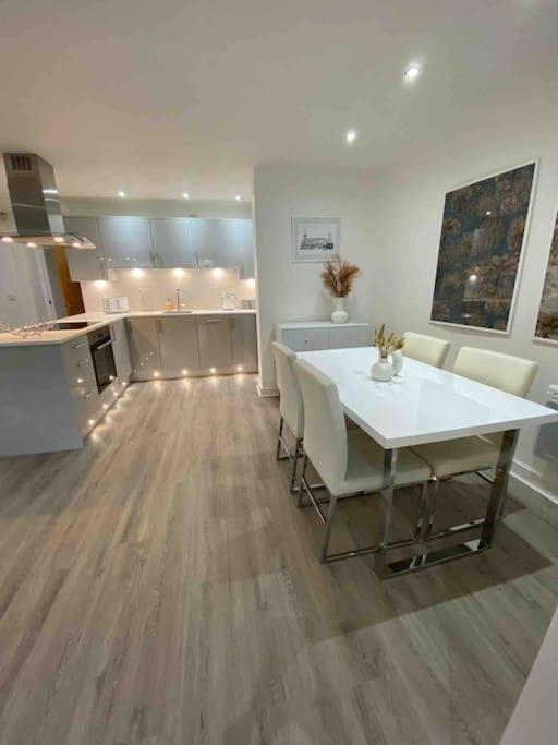 Luxury Town Centre Apartment Walking Distance To Rsc Theatre Stratford-upon-Avon Eksteriør billede